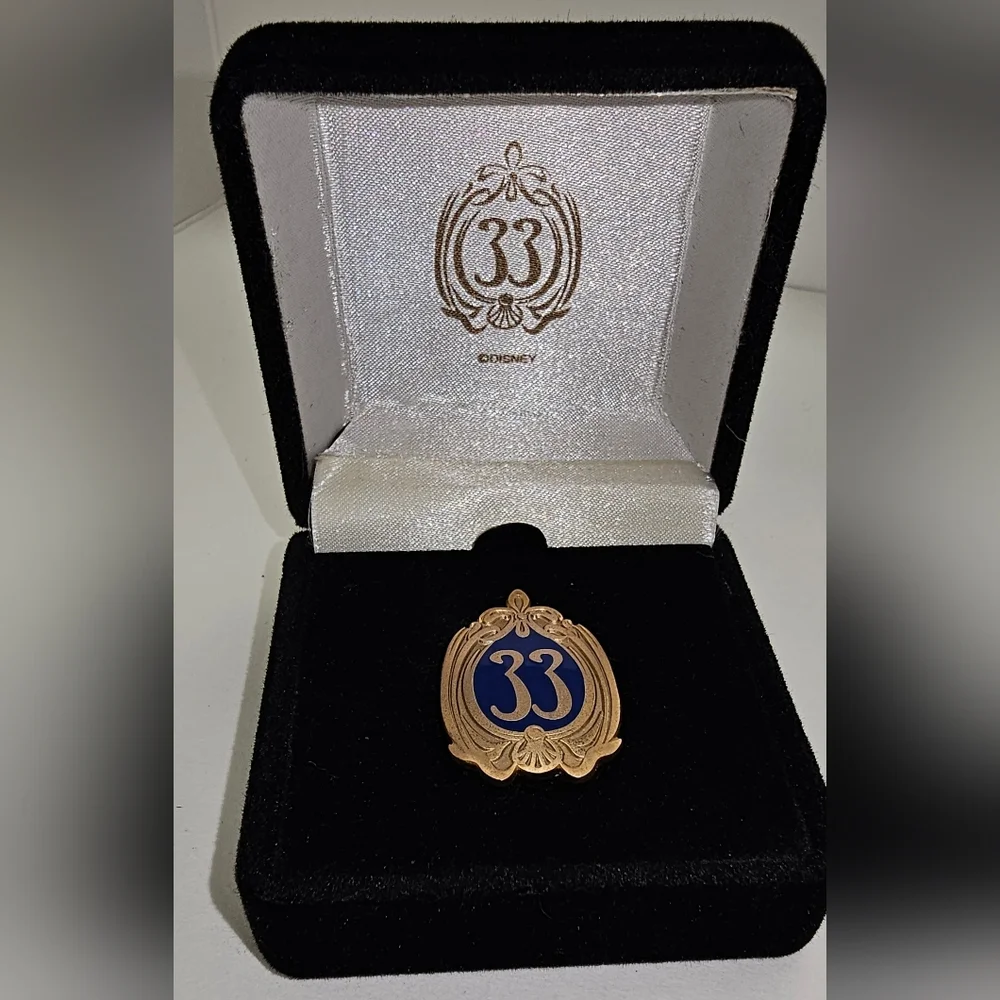 Disney Gold and Blue Club 33 Pin - Picture 6 of 7